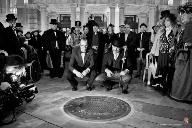 Una placa anuncia ya en la plaza del Ayuntamiento la integracion de Cartagena en la Ruta Europea del Modernismo - 1, Foto 1