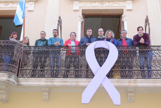 Colocado en el balcón del Ayuntamiento en lazo contra la violencia de género - 1, Foto 1