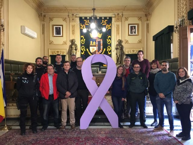 Colocado en el balcón del Ayuntamiento en lazo contra la violencia de género - 2, Foto 2