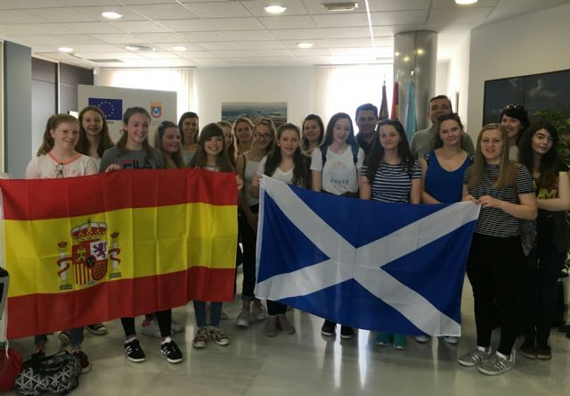 El alcalde recibe a un grupo de estudiantes escocesas que se encuentran de intercambio con alumnos del IES Mar Menor - 1, Foto 1