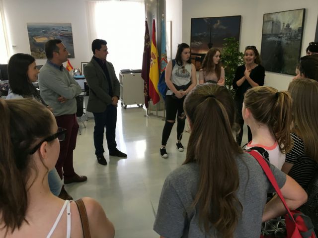 El alcalde recibe a un grupo de estudiantes escocesas que se encuentran de intercambio con alumnos del IES Mar Menor - 2, Foto 2