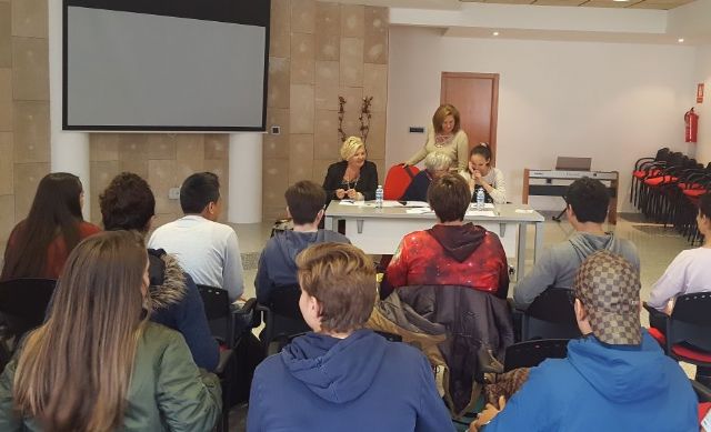 Una charla aborda la violencia de género a través de cinco generaciones - 1, Foto 1