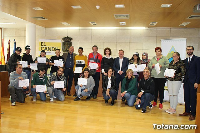 El Candil hace entrega a 24 desempleados de los certificados de los dos cursos formativos, Foto 1
