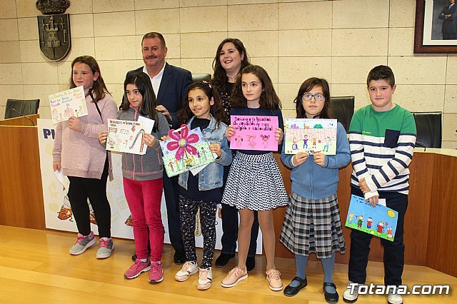 Prizes of the XIV Drawing Contest organized on the occasion of Children's Rights Day 2017, Foto 1