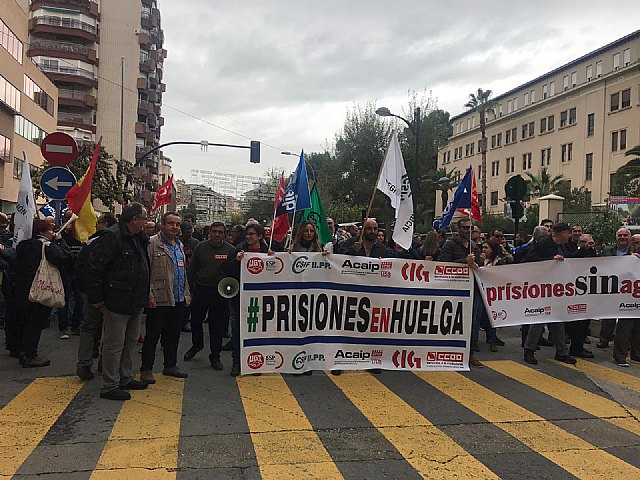 Huelga prisiones. Alrededor de 300 personas se han concentrado ante la Delegación del Gobierno esta mañana - 1, Foto 1