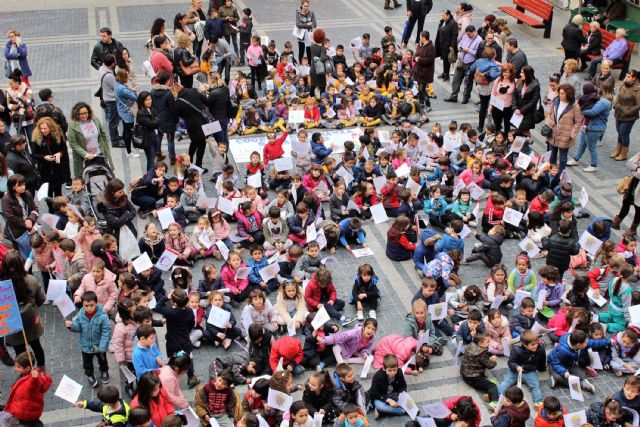 La lluvia no impide que Alcantarilla conmemore con los colegios y los alumnos de 5 años el 20N  Día Universal del Niñ@ - 2, Foto 2