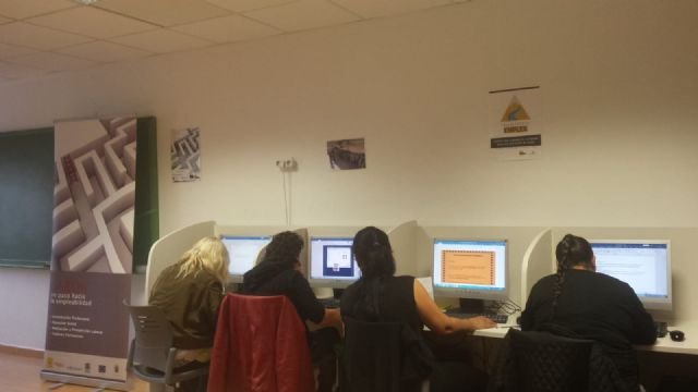 El Colectivo El Candil inicia en Totana un curso de formación de Informática Básica, Foto 2