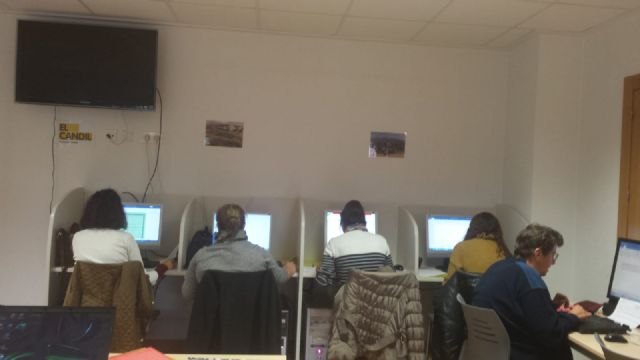 El Colectivo El Candil inicia en Totana un curso de formación de Informática Básica, Foto 3