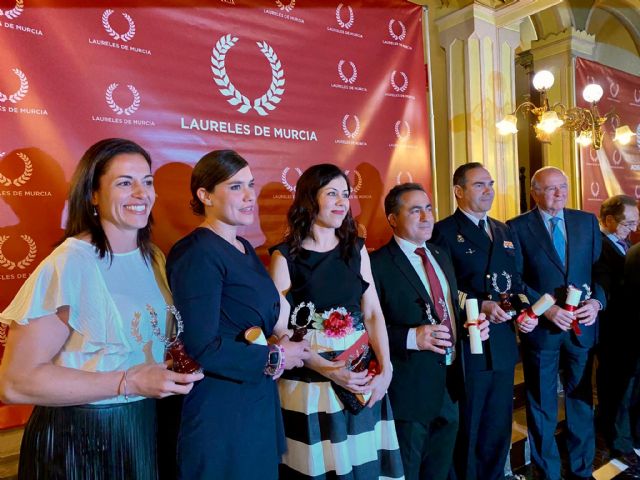 Numerosa representación de la Asamblea Regional en la entrega de los Premios Laureles de Murcia - 2, Foto 2
