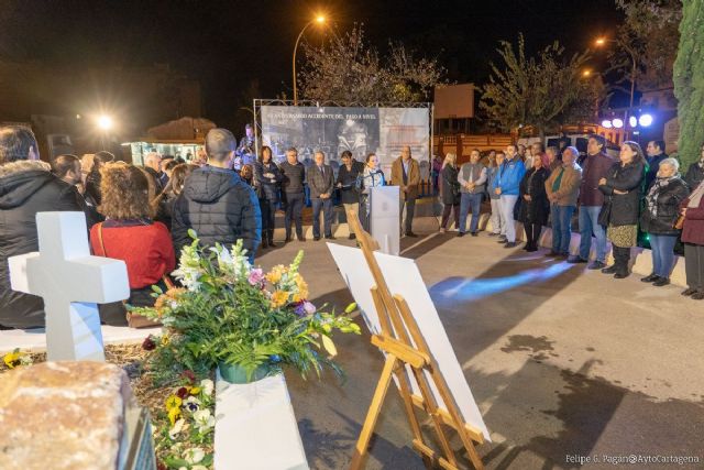 Doscientos vecinos del Barrio Peral de Cartagena recuerdan a las víctimas del accidente de tren cuarenta años después - 1, Foto 1