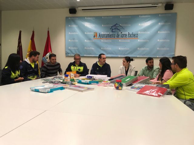 Track and Field Sport Team, dona material escolar valorado en 1.075 euros al Ayuntamiento de Torre Pacheco - 2, Foto 2