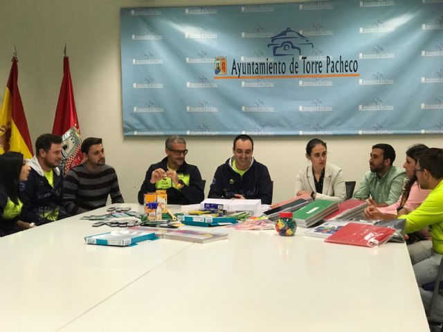 Track and Field Sport Team, dona material escolar valorado en 1.075 euros al Ayuntamiento de Torre Pacheco - 3, Foto 3