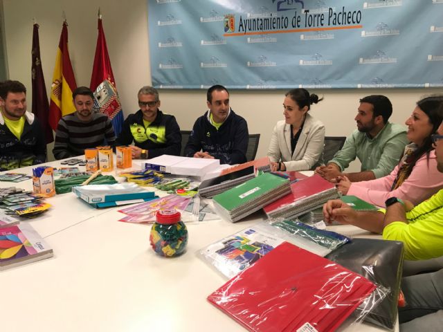 Track and Field Sport Team, dona material escolar valorado en 1.075 euros al Ayuntamiento de Torre Pacheco - 4, Foto 4