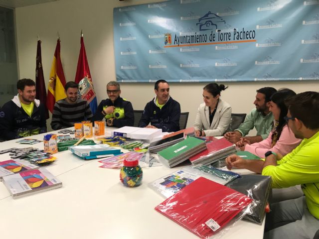 Track and Field Sport Team, dona material escolar valorado en 1.075 euros al Ayuntamiento de Torre Pacheco - 5, Foto 5