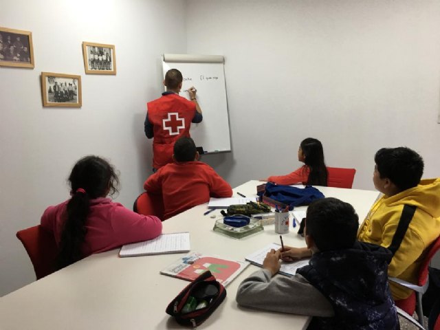 El programa APOYO ESCOLAR, que se desarrolla en Cruz Roja, ya se está ayudando a 17 alumnos, Foto 4