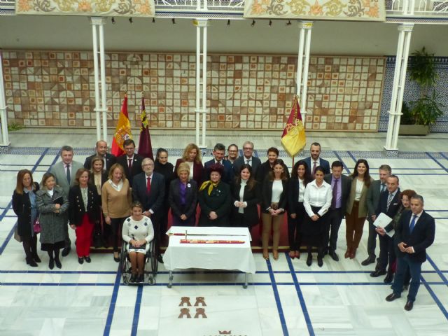 La Fundación San Clemente de Lorca presenta en la Asamblea Regional la réplica de la vaina ceremonial de los Reyes Católicos - 1, Foto 1