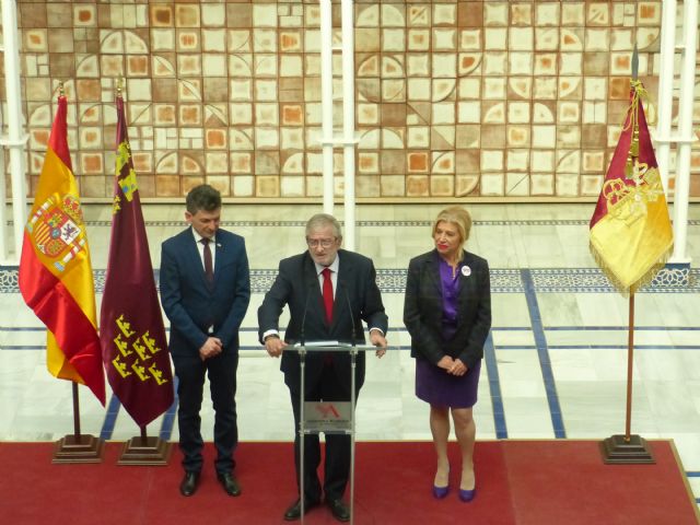 La Fundación San Clemente de Lorca presenta en la Asamblea Regional la réplica de la vaina ceremonial de los Reyes Católicos - 2, Foto 2
