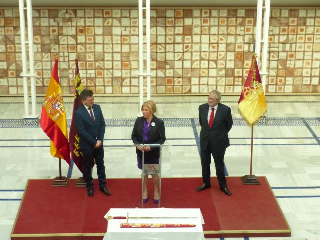 La Fundación San Clemente de Lorca presenta en la Asamblea Regional la réplica de la vaina ceremonial de los Reyes Católicos - 3, Foto 3