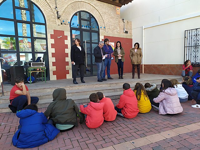 Campos del Río enciende una luz azul simbólica por los derechos de los niños - 2, Foto 2