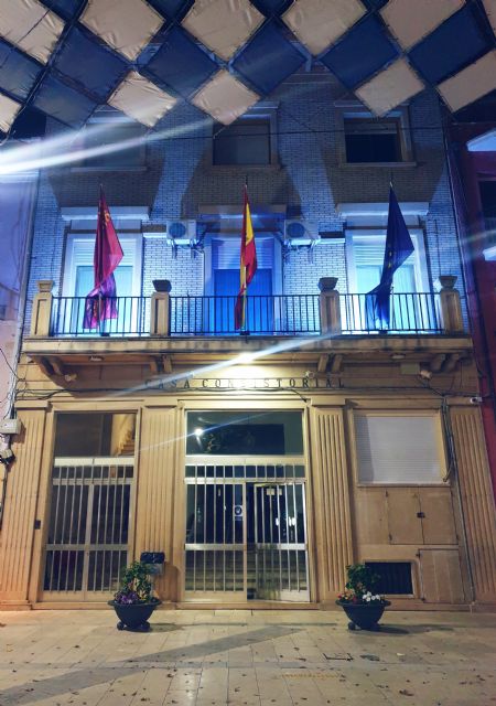 El Ayuntamiento de Calasparra ilumina la fachada del consistorio de azul con motivo del Día Universal del Niño - 1, Foto 1