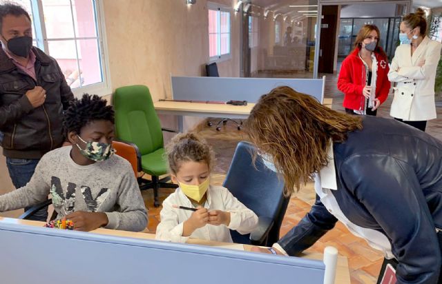 La vicepresidenta Isabel Franco, con algunos de los niños que han participado hoy del acto organizado por Cruz Roja en Los Alcázares con motivo del Día de los Derechos de la Infancia, Foto 2