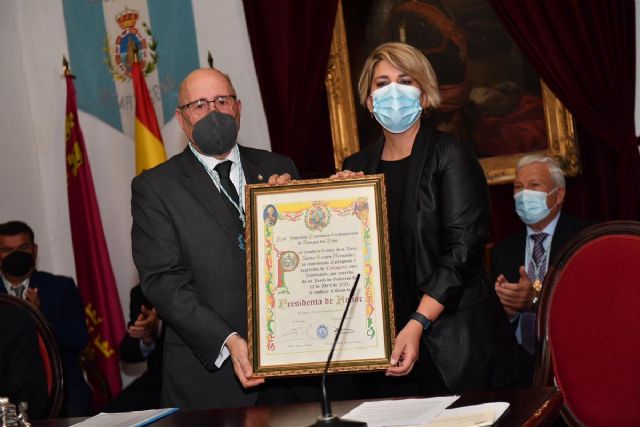La Económica reconoce los estrechos vínculos con el Ayuntamiento de Cartagena al hacerle entrega a la alcaldesa de la Presidencia de Honor - 1, Foto 1