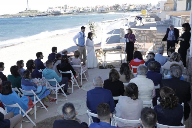 La alcaldesa oficia la primera boda en la playa tras aprobar la ordenanza - 1, Foto 1