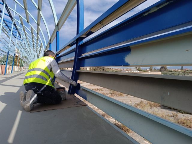 El Ayuntamiento ejecuta labores de mantenimiento y pintura en el puente sobre la Rambla de Nogalte situado en la Avenida Astudillo - 1, Foto 1