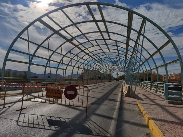El Ayuntamiento ejecuta labores de mantenimiento y pintura en el puente sobre la Rambla de Nogalte situado en la Avenida Astudillo - 3, Foto 3