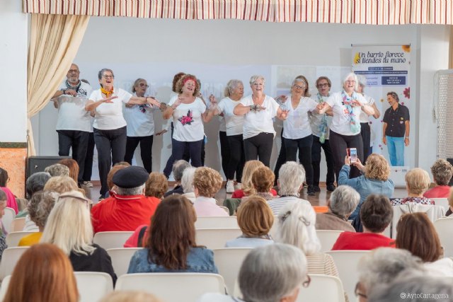 El proyecto Vecino del Barrio reúne a más de un centenar de mayores en una jornada de convivencia en Canteras - 1, Foto 1
