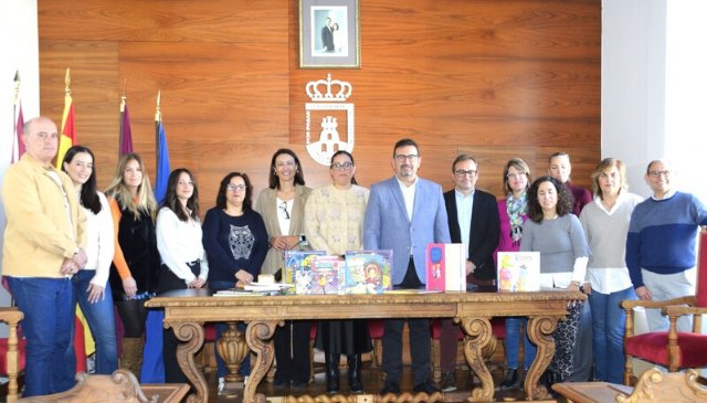 El Ayuntamiento entrega a los centros educativos material para la concienciación y prevención contra la violencia de género - 1, Foto 1