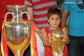 Más de 1.500 aficionados se acercaron al Pabellón Manolo Ibáñez para fotografiarse con las copas del Mundo y de Europa de fútbol - 4