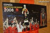 Más de 1.500 aficionados se acercaron al Pabellón Manolo Ibáñez para fotografiarse con las copas del Mundo y de Europa de fútbol - 5