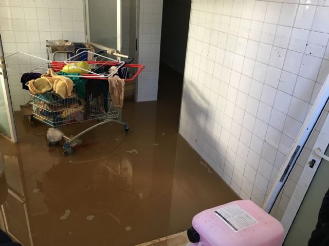 La consejera Violante Tomás y el alcalde José Miguel Luengo comprobaron los daños causados por el temporal en la residencia Fundamifp - 3, Foto 3