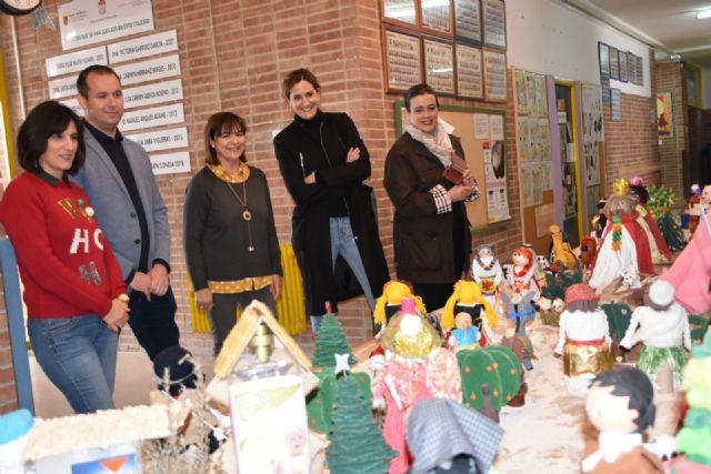 Alcaldesa de Archena visita el belén artesanal del Alcolea Lacal y felicita la Navidad a los mayores de la Residencia Azahar - 1, Foto 1