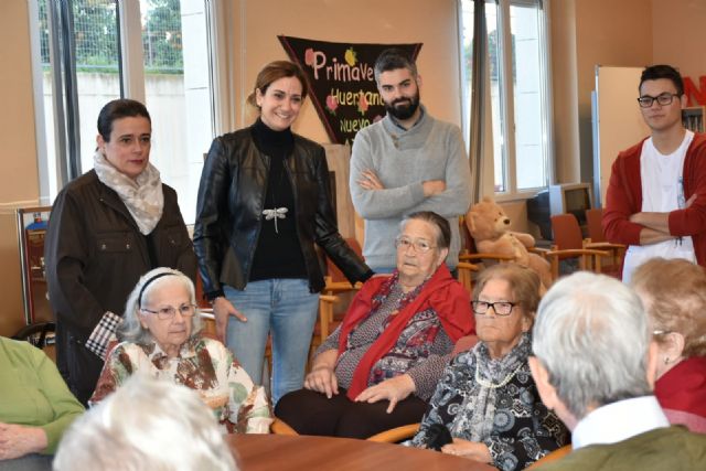 Alcaldesa de Archena visita el belén artesanal del Alcolea Lacal y felicita la Navidad a los mayores de la Residencia Azahar - 2, Foto 2
