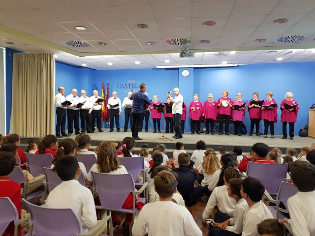 Los mayores de los hogares y el centro de Día participan en una actividad intergeneracional con alumnos del New Castelar College - 1, Foto 1