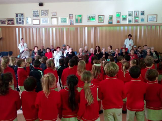 Los mayores de los hogares y el centro de Día participan en una actividad intergeneracional con alumnos del New Castelar College - 2, Foto 2