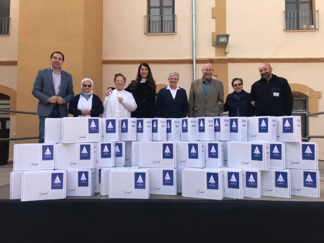 Aguas de Lorca realiza una donación solidaria de 72 lotes navideños a las Hermanas de la Caridad para ser distribuidos entre familias en situación de riesgo - 1, Foto 1