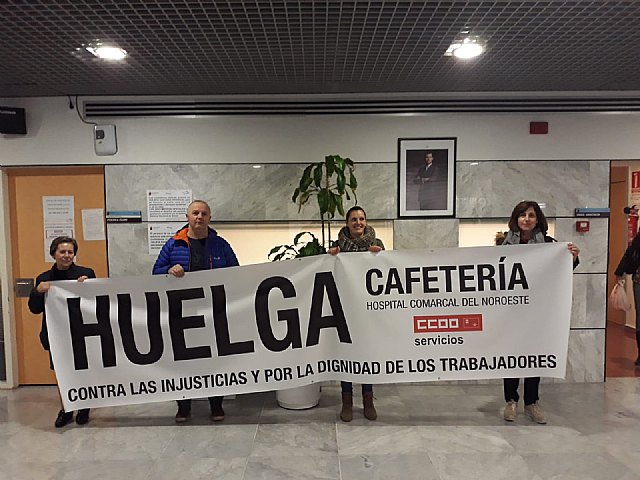 El personal de la cafetería del Hospital Comarcal del Noroeste piden que se respeten sus derechos laborales - 1, Foto 1