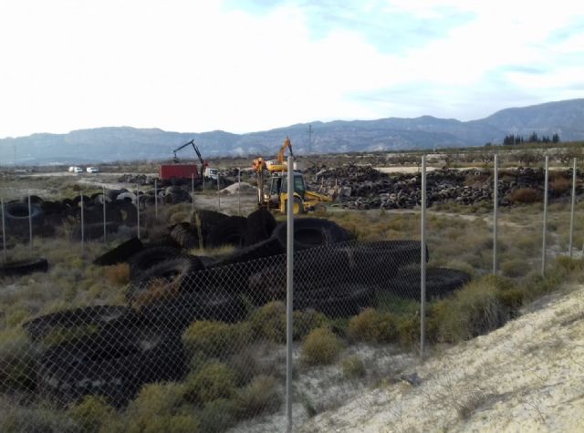Comienza la retirada de 60 toneladas de neumáticos acumulados en un vertedero del término municipal - 1, Foto 1