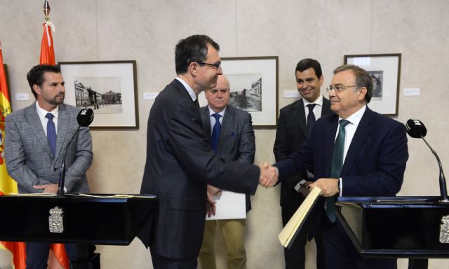 Ballesta y Valverde firman el convenio por el que mañana el Búho Bus conectará 38 pedanías con el centro de Murcia - 1, Foto 1