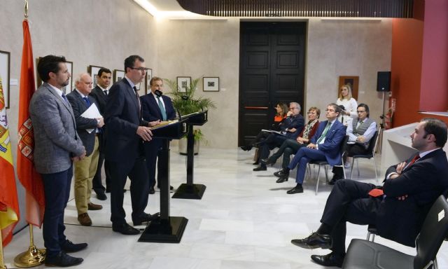 Ballesta y Valverde firman el convenio por el que mañana el Búho Bus conectará 38 pedanías con el centro de Murcia - 2, Foto 2