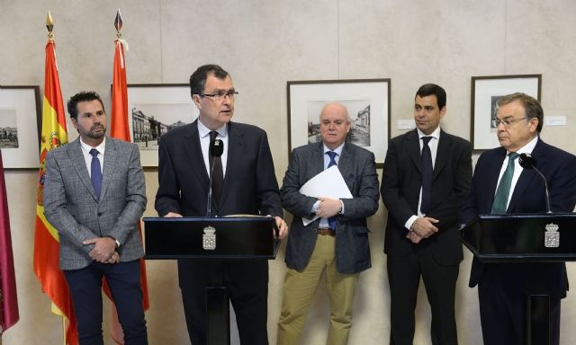 Ballesta y Valverde firman el convenio por el que mañana el Búho Bus conectará 38 pedanías con el centro de Murcia - 3, Foto 3