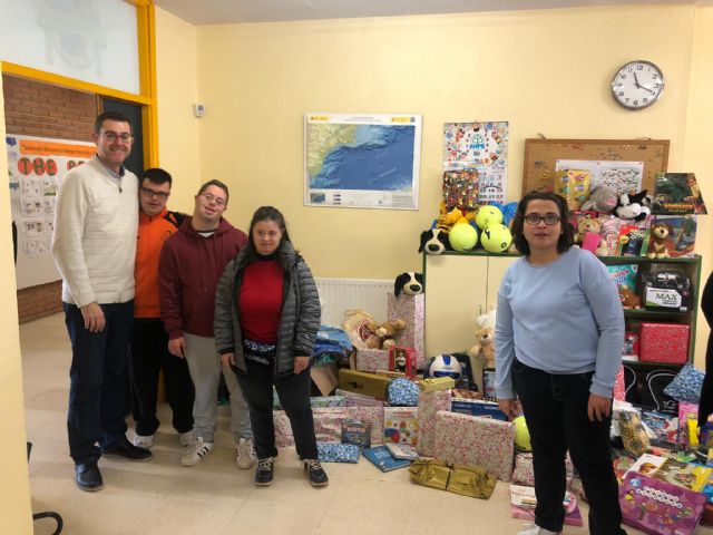 Más de 200 niños del Colegio Bienvenido Conejero podrán tener juguetes esta Navidad - 3, Foto 3