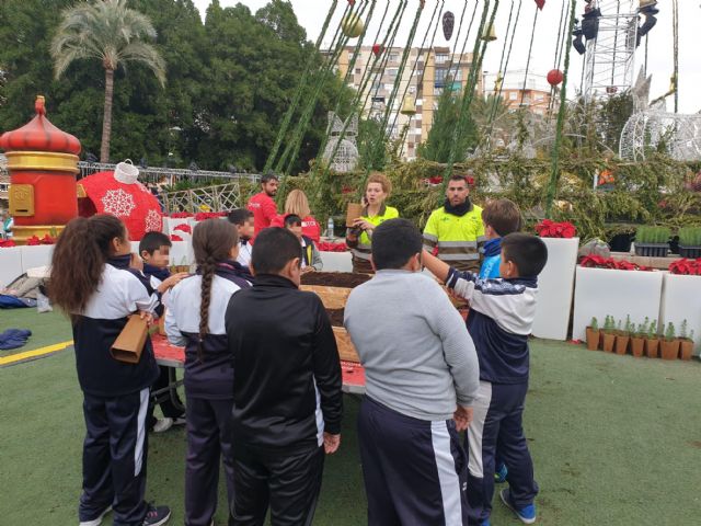 Los más pequeños pueden hacer sus adornos navideños hoy desde el gran Árbol de la Plaza Circular - 1, Foto 1