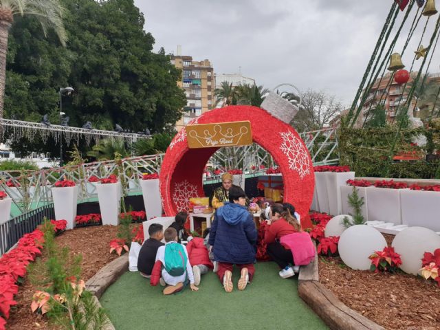 Los más pequeños pueden hacer sus adornos navideños hoy desde el gran Árbol de la Plaza Circular - 2, Foto 2