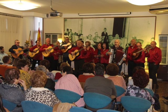La asociación de Amas de Casa homenajea a sus socias en la fiesta de Navidad - 1, Foto 1