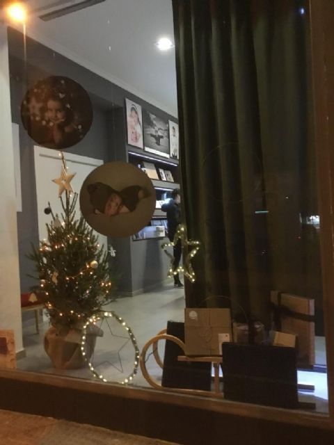 Estudio Fotográfico Moman, primer premio del concurso de escaparates navideños 2019 - 3, Foto 3