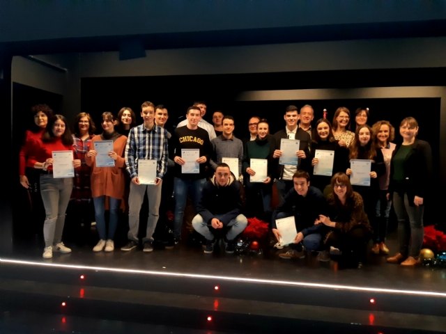 Entregan los diplomas acreditativos a los 21 alumnos de la XIII Promoción del Bachillerato Internacional del IES “Juan de la Cierva” de Totana, Foto 2